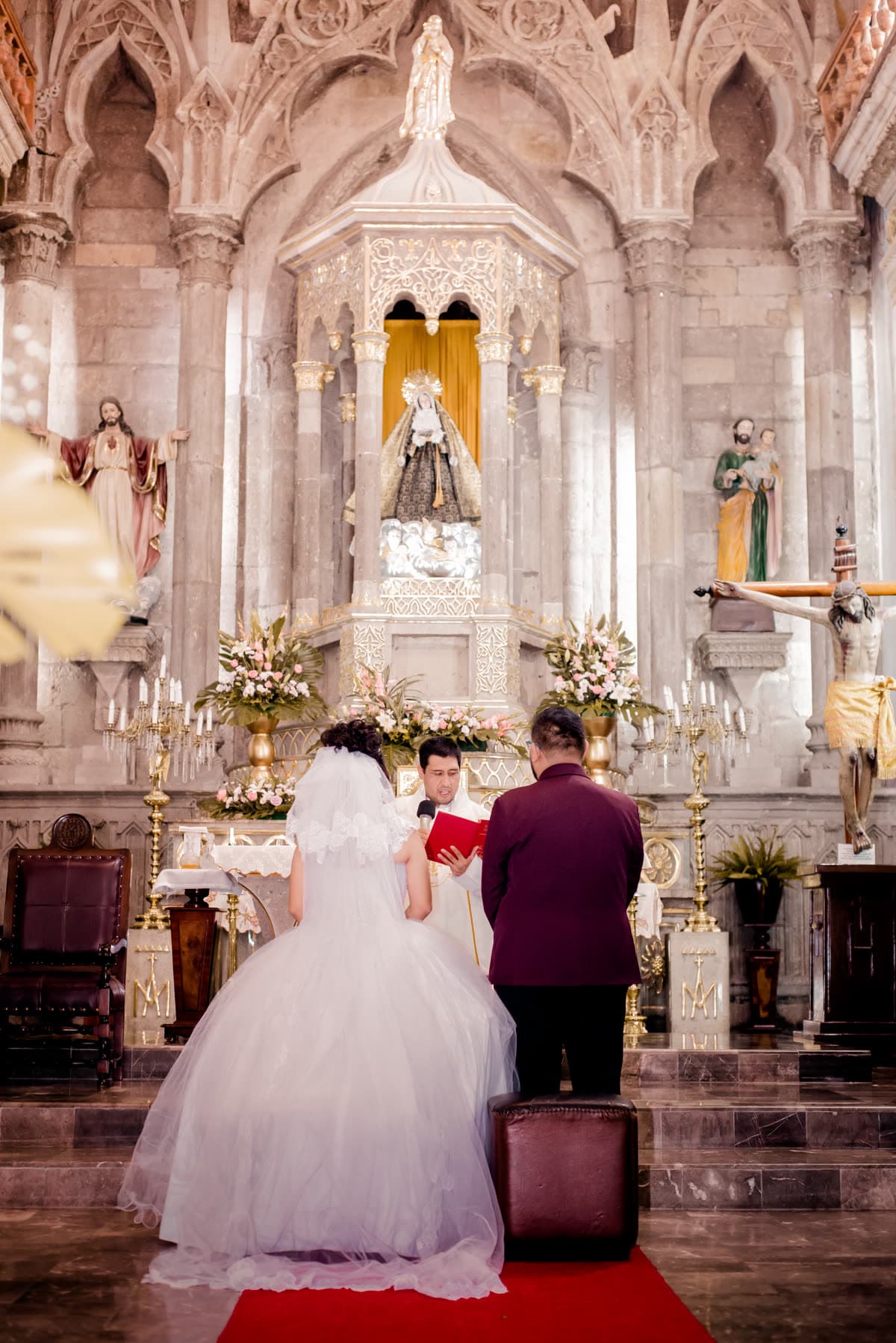 Ceremonia de boda en el altar de una iglesia