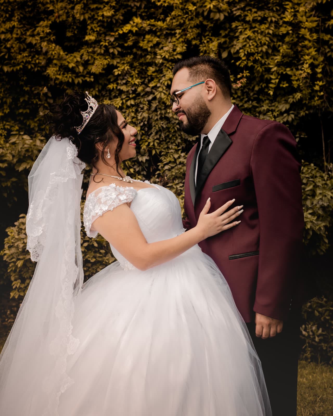 Pareja de novios entre la vegetación del jardín