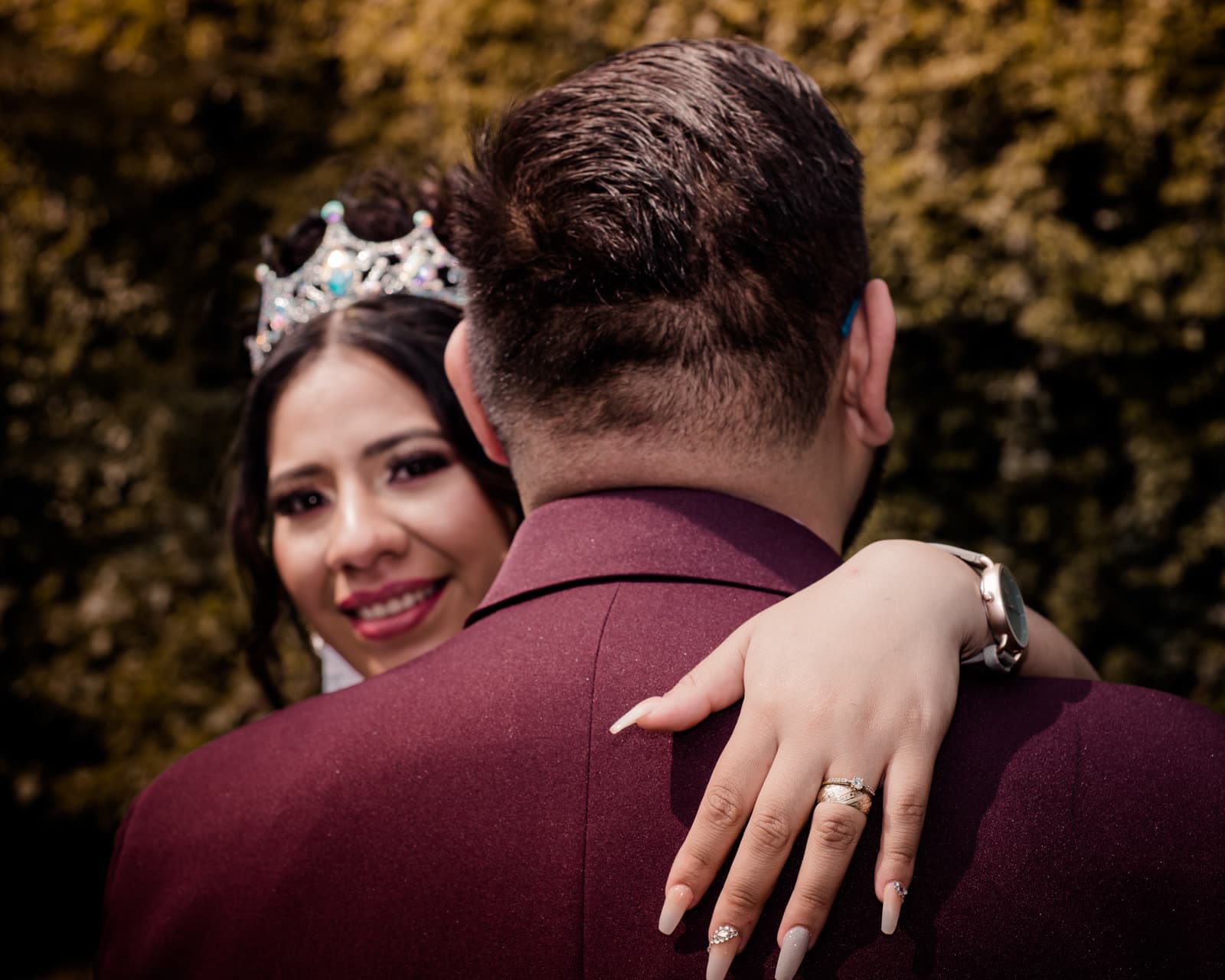 Detalle del anillo y el abrazo de los novios