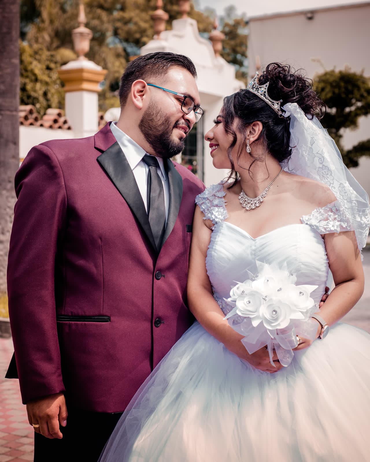Novios frente al altar de la iglesia