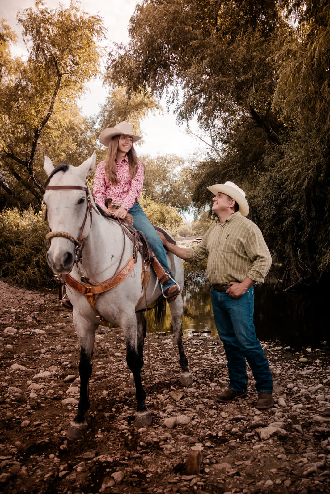 Retrato con caballo junto al río