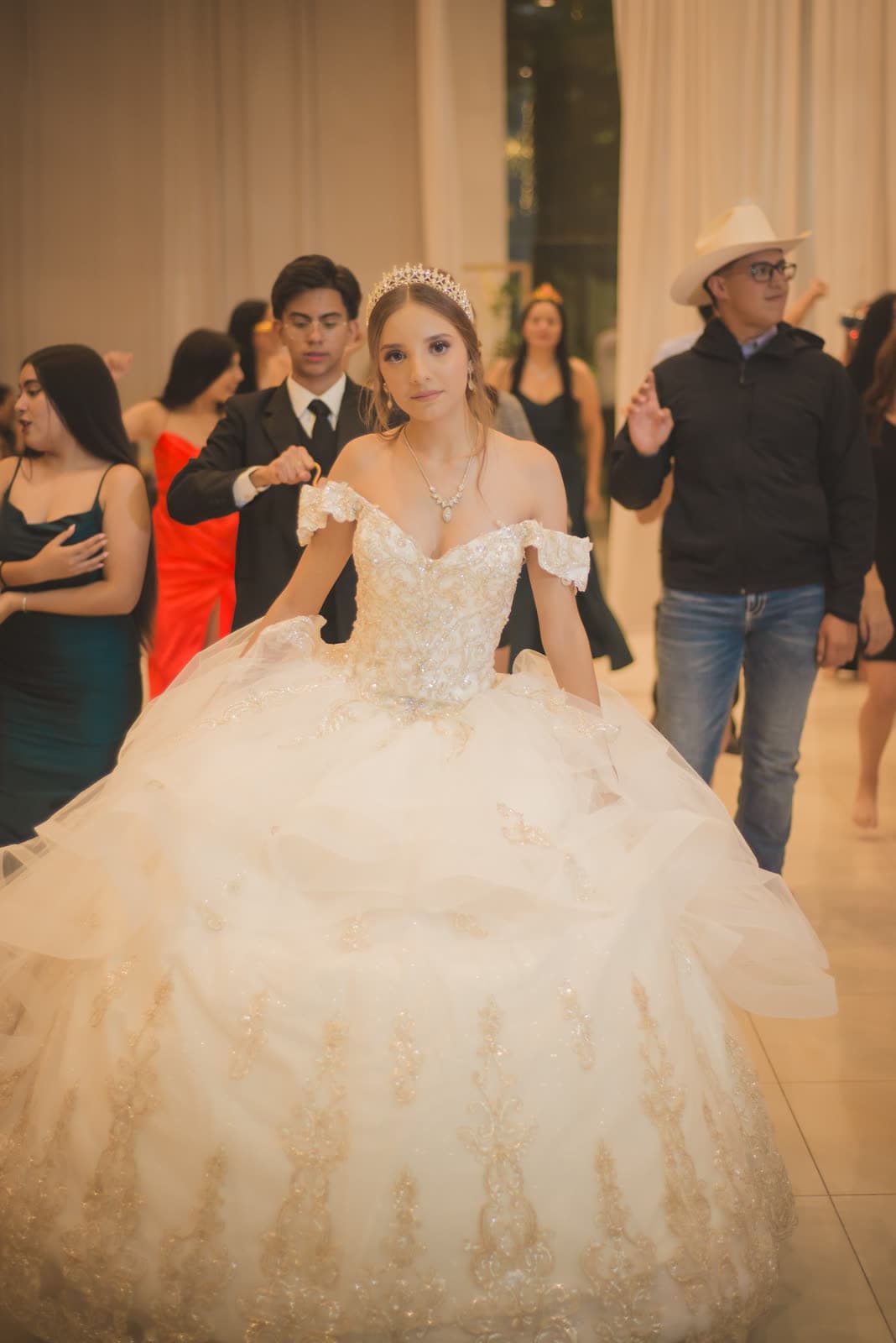 Quinceañera bailando con luces de la fiesta