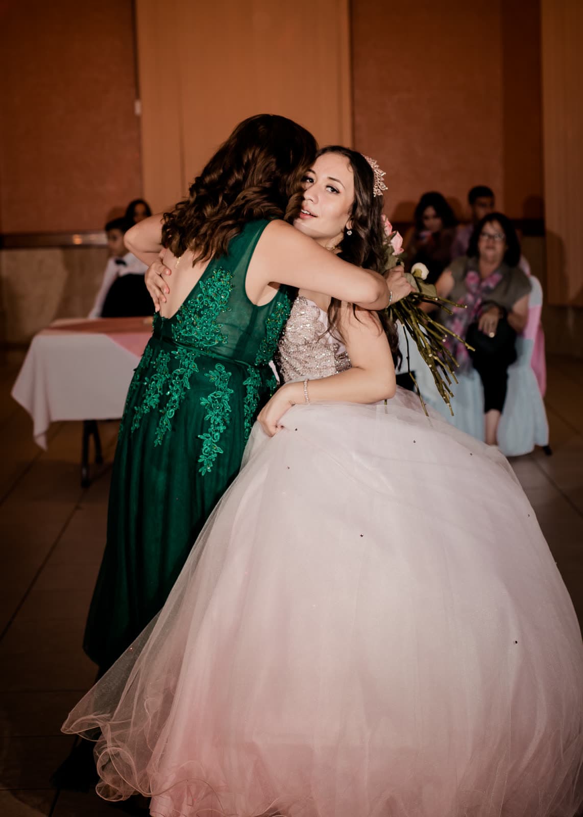 Quinceañera abrazando a su madre en la pista
