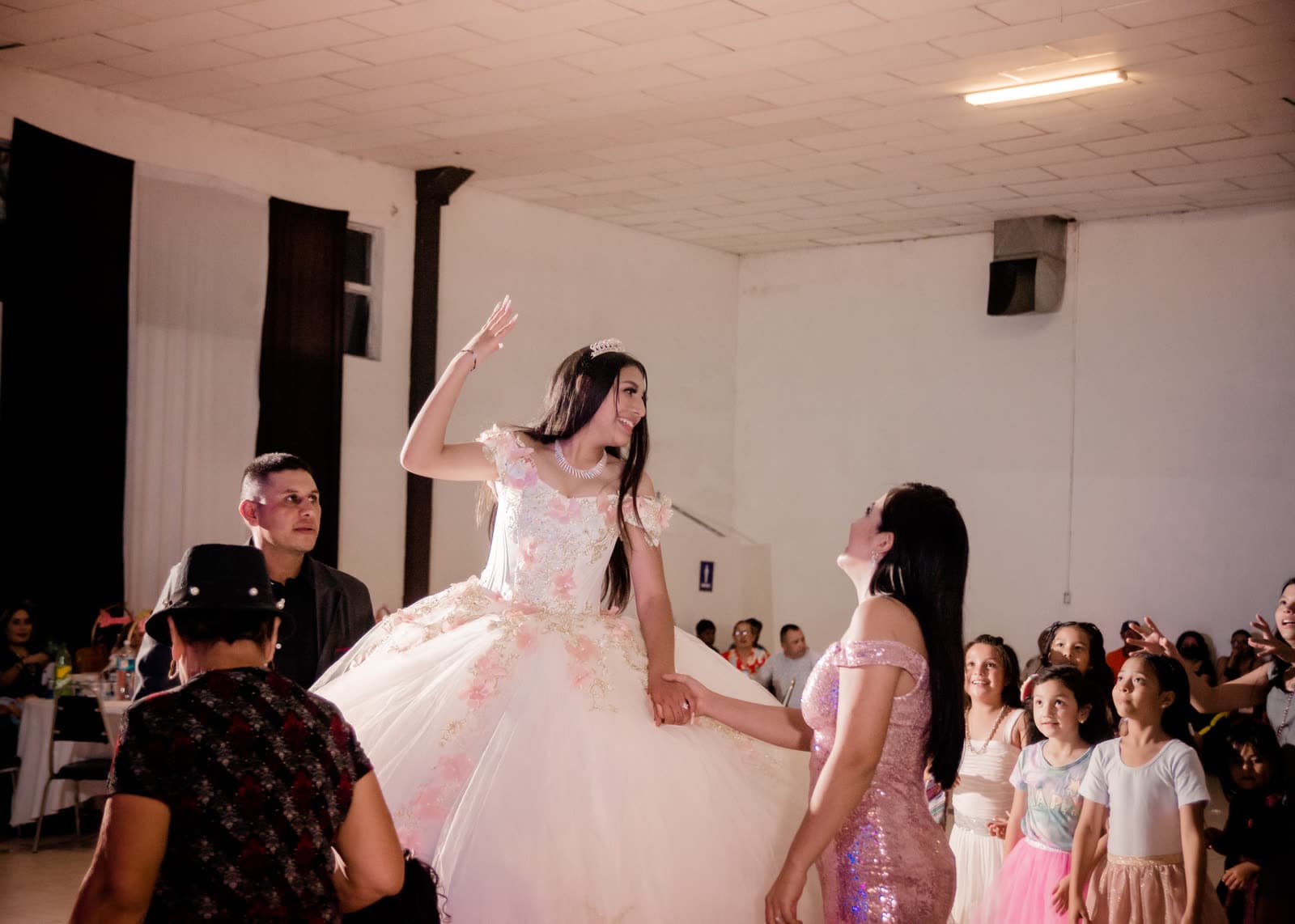 Familia rodeando a la quinceañera en la mesa
