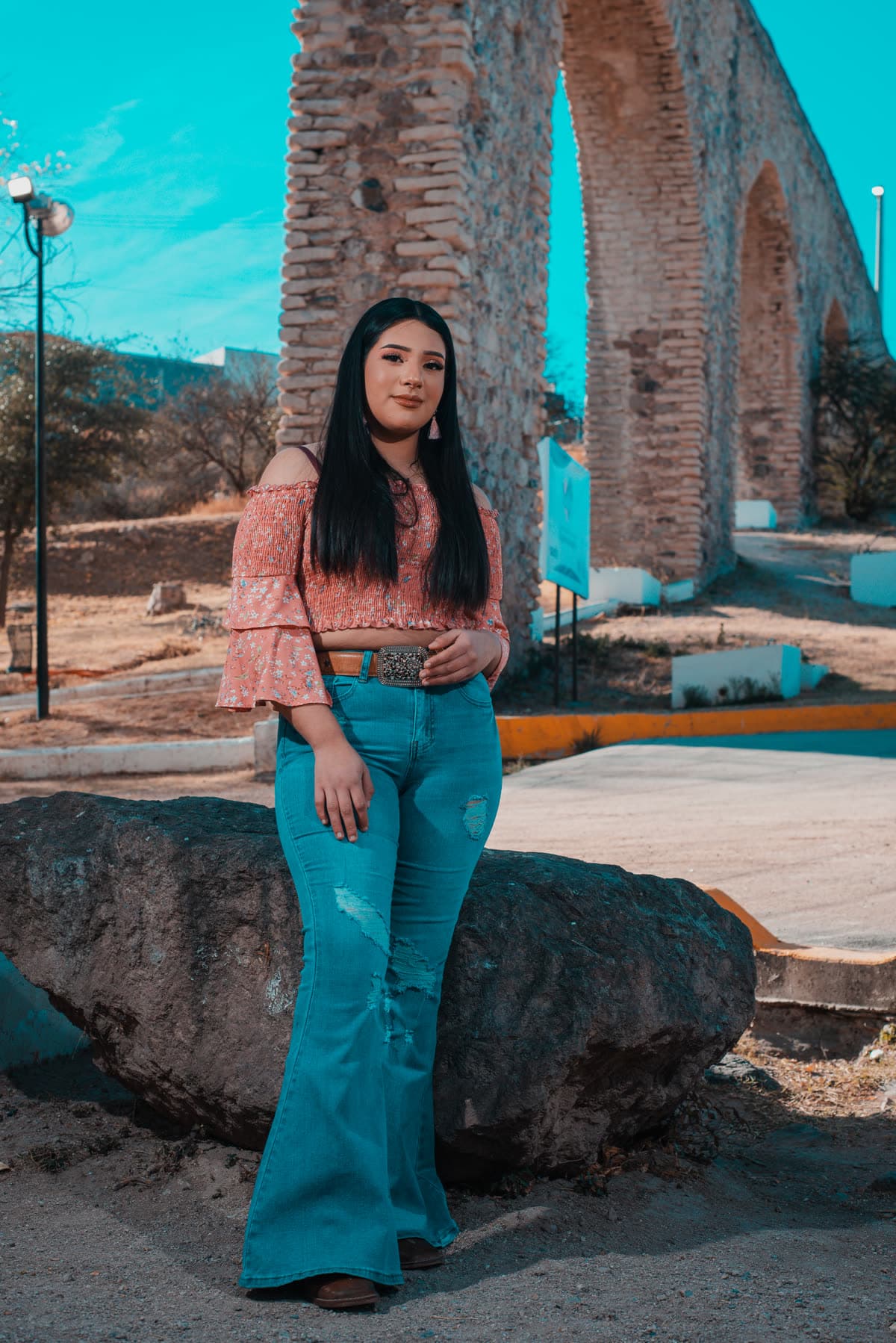 Sesión de retrato junto a un acueducto de piedra