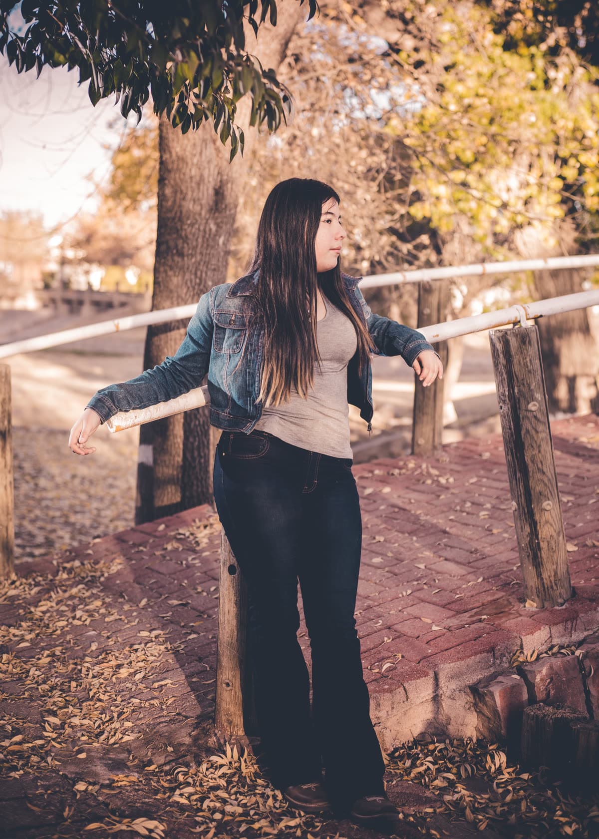 Retrato en un puente al atardecer