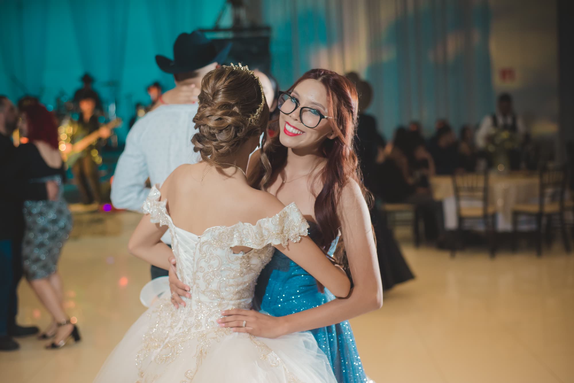 Padre e hija bailando durante la fiesta de boda