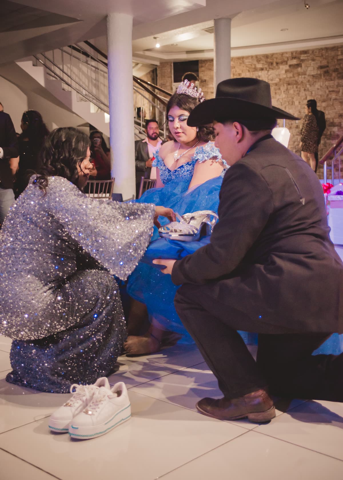 Cambio de zapatillas en una fiesta de XV años
