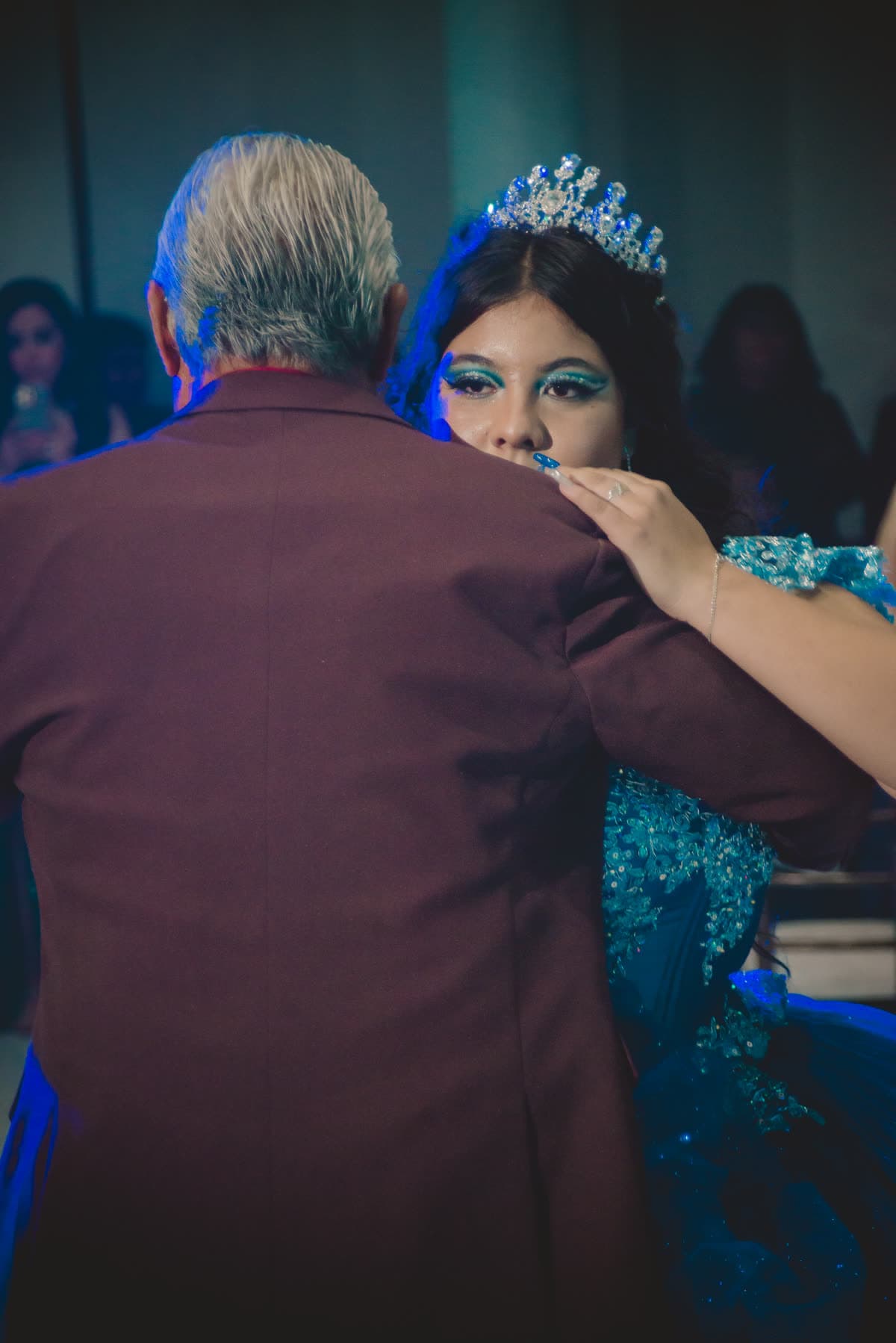 Quinceañera con tiara durante su celebración